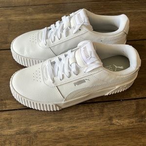 White puma sneakers size 7